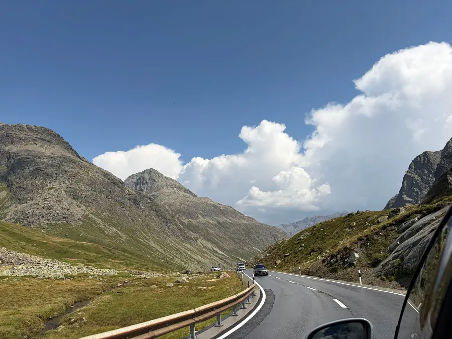 Autos auf einer Passstrasse in den Schweizer Alpen