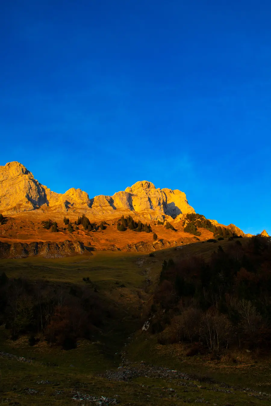 Die Churfirsten im goldenen Abendlicht über Walenstadt