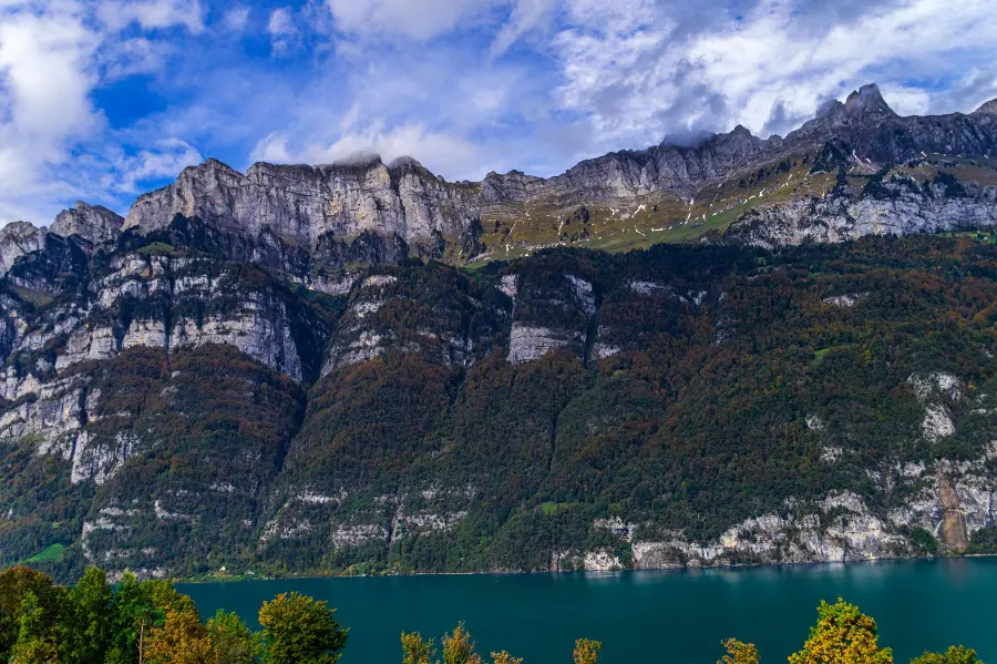 Die Felswand der Churfirsten über dem türkisfarbenen Walensee