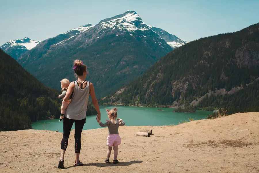Mutter mit zwei Kindern an einem Bergsee