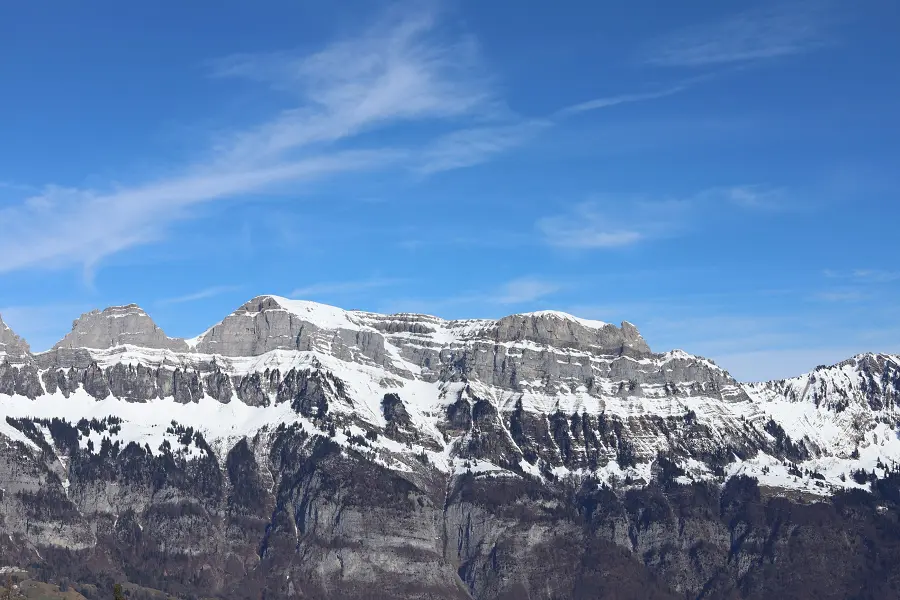 Verschneite Gipfel über dem Flumserberg im Winter