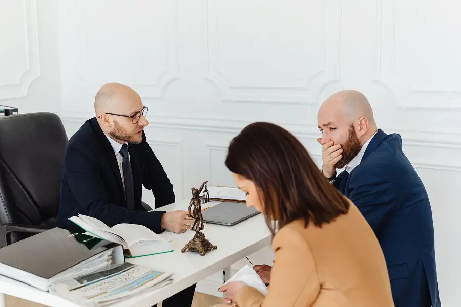 Rechtsberatung am Schreibtisch mit einer Justitia-Figur