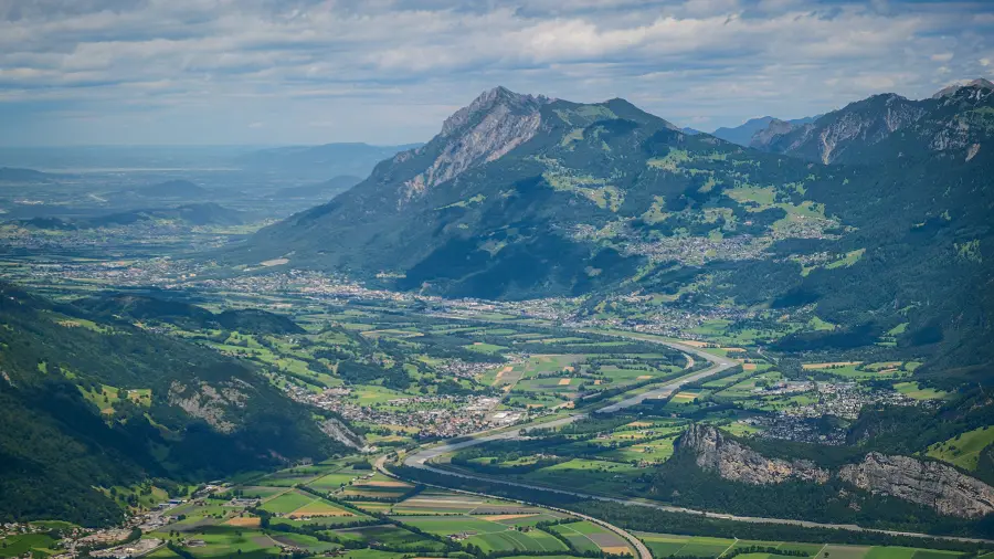 Blick über das Sarganserland mit dem Rheintal und dem Gonzen
