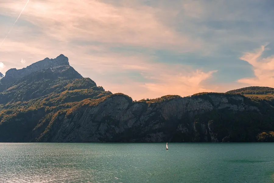 Segelboot auf dem Walensee im Abendlicht