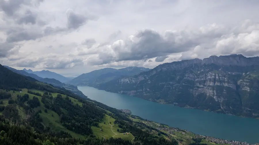 Der Walensee zwischen den Bergen, von oben gesehen